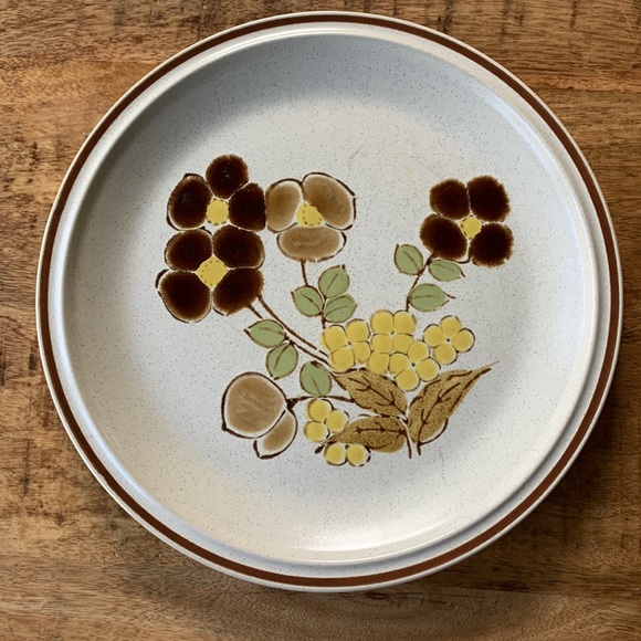 Set of Three Vintage Floral Plates - Picture 4 of 14